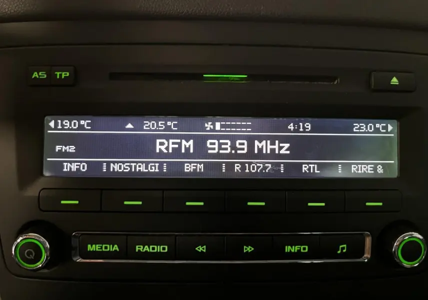 Affichage radio numérique du tableau de bord du Skoda Yeti 2015 avec température et fréquence FM à 93.9 MHz