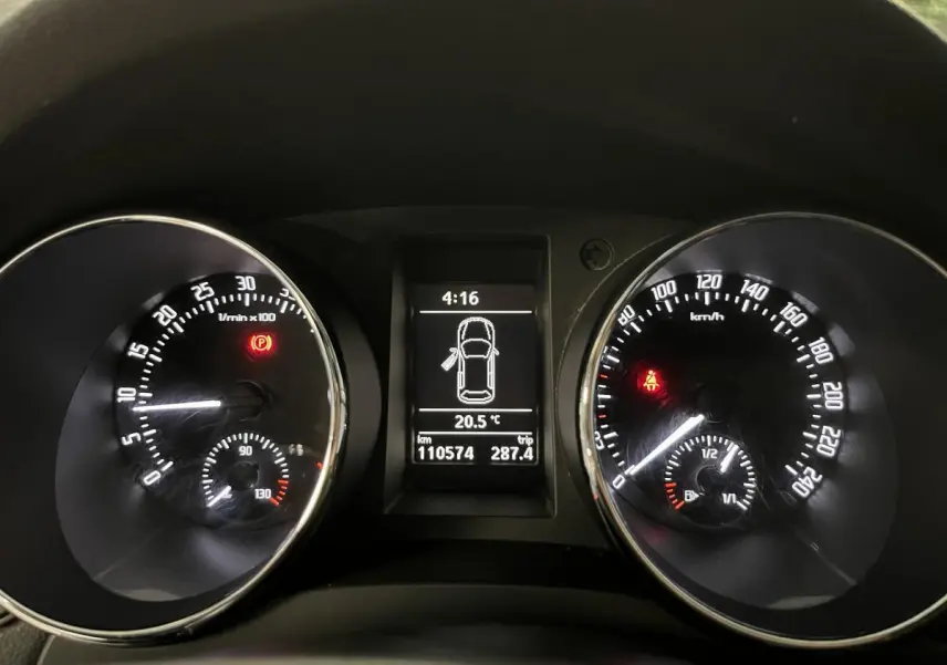 Tableau de bord du Skoda Yeti 2015 montrant compte-tours, vitesse, niveau carburant et écran central digital.