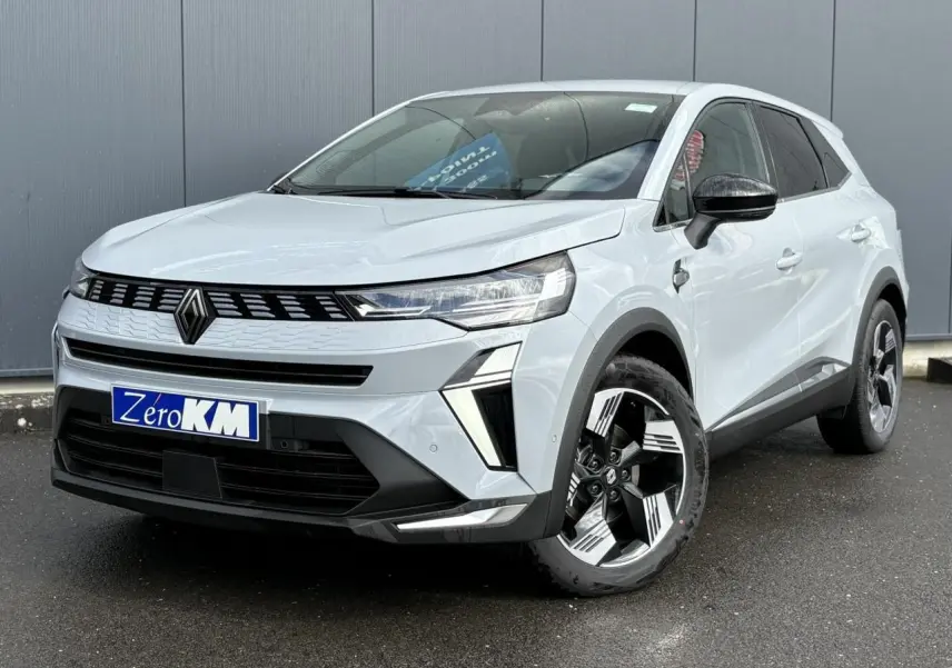 Renault Symbioz gris Rafale en 3/4 avant droit, avec calandre noire et jantes au design géométrique.