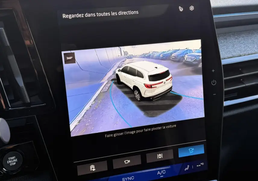 Écran tactile intérieur montrant la vue 360° 3D d'un Renault Espace noir étoilé en recul, angle arrière droit.