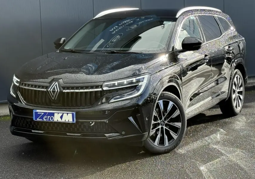 Renault Espace VI noir étoilé en 3/4 avant droit, avec jantes diamantées noires et toit panoramique visible.