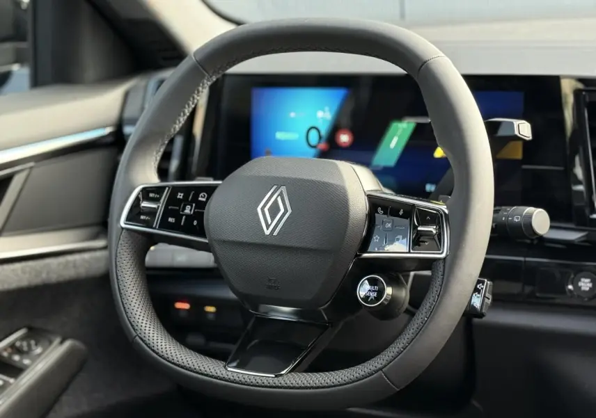 Volant textile noir avec logo Renault au centre, vue rapprochée de l'intérieur du Renault Espace VI 2025.