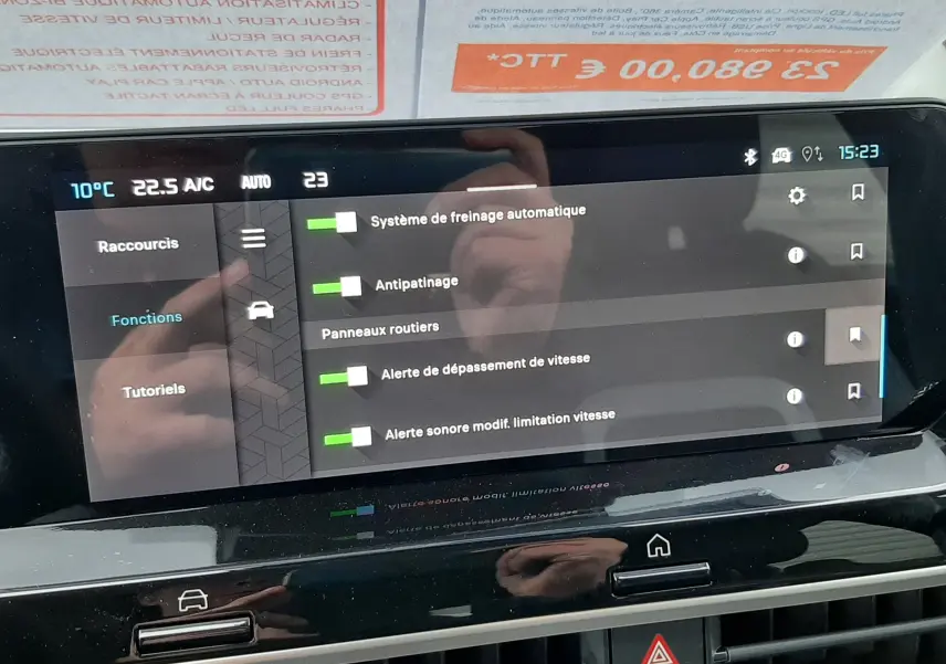 Écran tactile du tableau de bord de la Citroën C4 2025 affichant les fonctions d’aide à la conduite.
