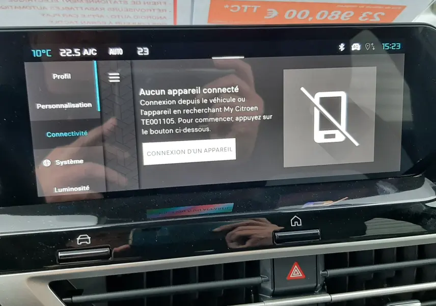 Vue intérieure du tableau de bord de la Citroën C4 2025, écran tactile affichant la connexion Bluetooth inactive.