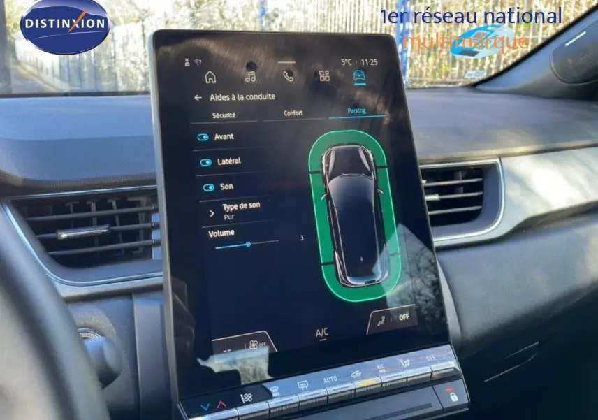 Vue rapprochée de l’écran tactile central du Renault Captur 2025, affichant l’aide au stationnement.