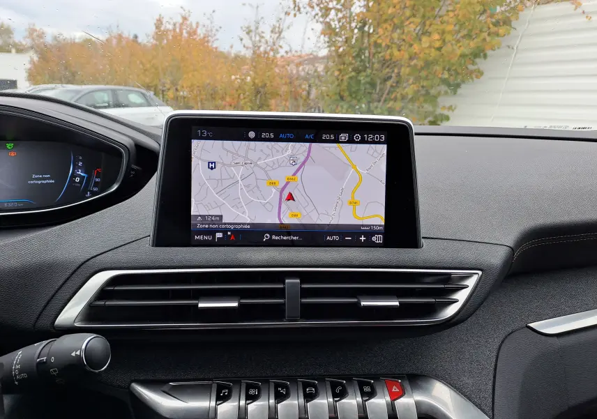 Vue intérieure du tableau de bord du Peugeot 3008 blanc 2018, avec écran tactile affichant la navigation GPS.