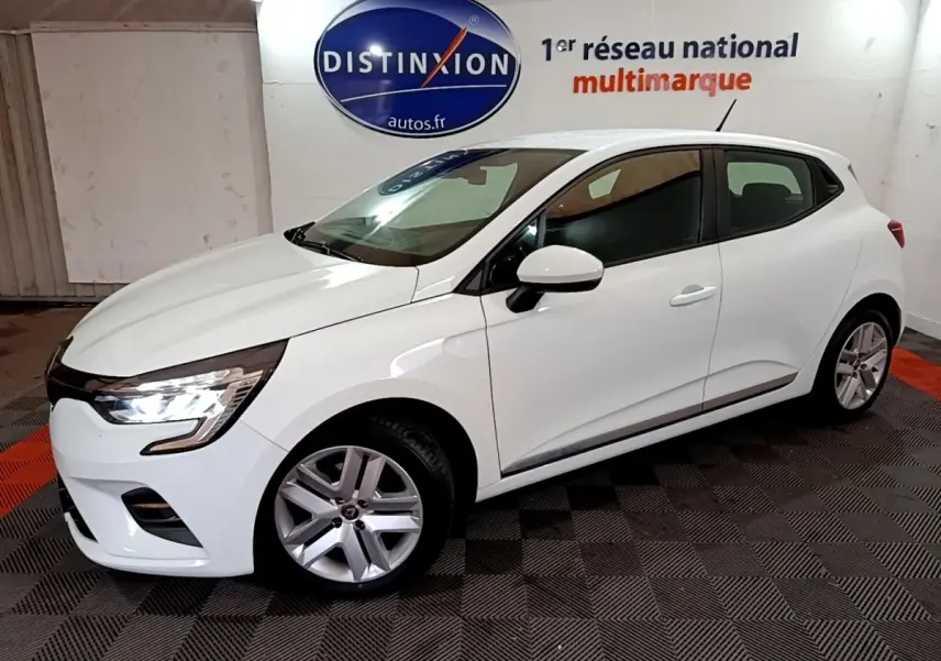 Renault Clio Business Blue dCi 85 blanche vue de profil côté gauche en intérieur avec phares LED allumés.