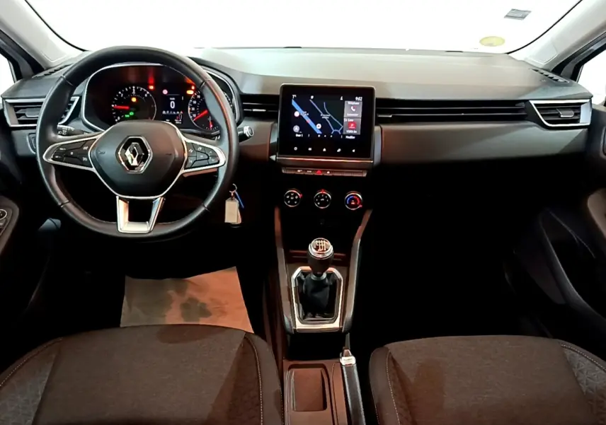 Vue intérieure avant de la Renault Clio Business Blue dCi 85 2020, tableau de bord noir avec écran tactile et volant cuir multifonctions.