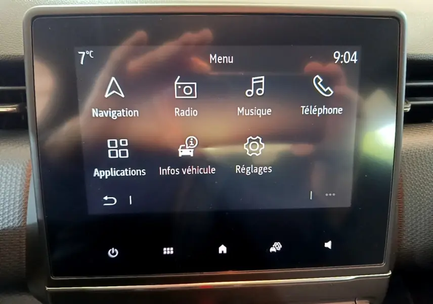 Écran tactile central de la Renault Clio Business Blue dCi 85 2020 affichant le menu principal avec navigation et radio.