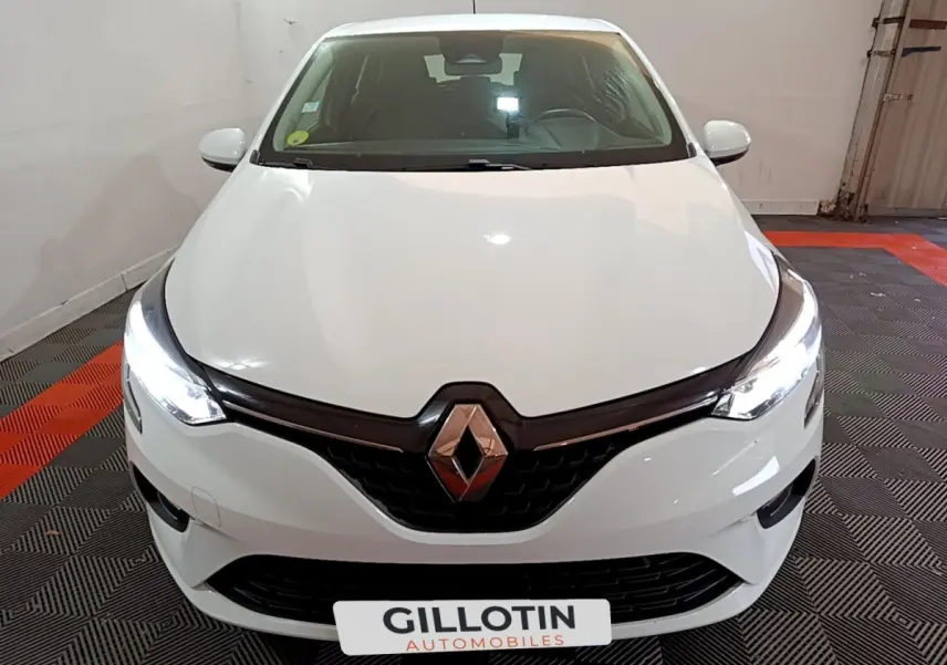 Vue avant d'une Renault Clio Business Blue dCi 85 blanche avec phares LED allumés dans un garage.