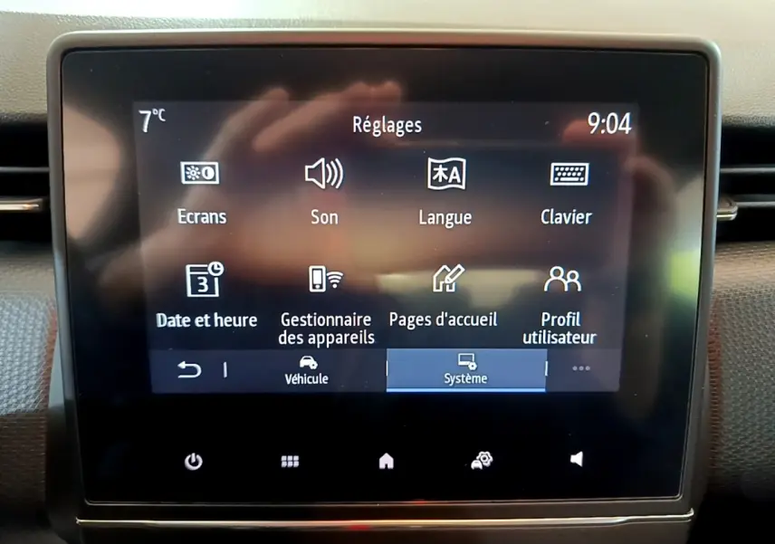 Écran tactile central de la Renault Clio Business Blue dCi 85 affichant le menu Réglages à 9h04.