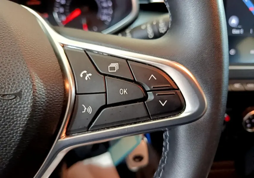 Gros plan sur les commandes gauche du volant cuir noir de la Renault Clio Business Blue dCi 85 2020.