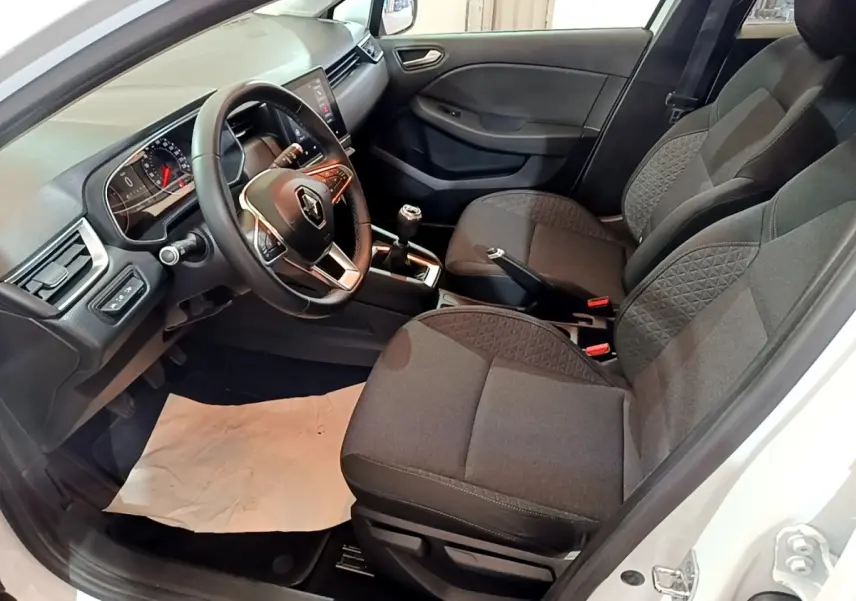 Intérieur avant droit de la Renault Clio Business Blue dCi 85 2020, sièges tissu gris et volant multifonctions cuir.