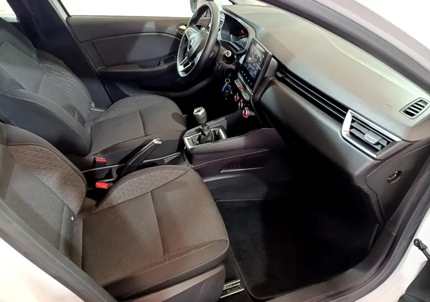 Intérieur de Renault Clio Business Blue dCi 85 2020, vue côté conducteur, sièges noirs et tableau de bord avec écran tactile.