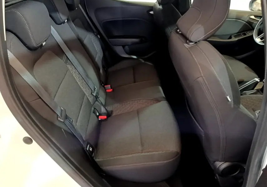Vue intérieure côté gauche montrant la banquette arrière noire de la Renault Clio Business Blue dCi 85 blanche 2020.