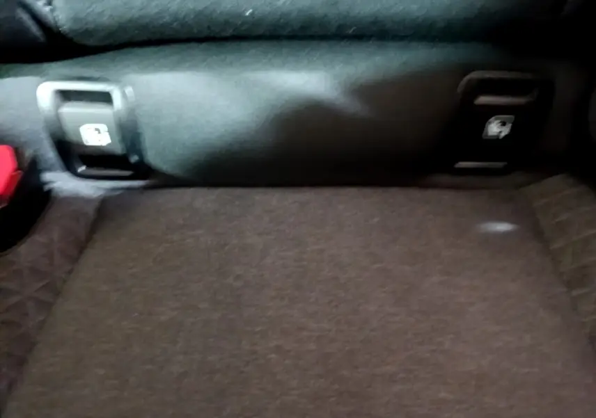 Détail du coffre arrière de la Renault Clio Business Blue dCi 85 2020, montrant les fixations Isofix et la moquette grise.