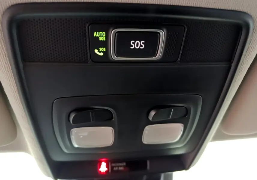 Vue en gros plan du plafonnier intérieur noir avec bouton SOS et éclairages de la Renault Clio Business Blue dCi 85 blanche 2020.