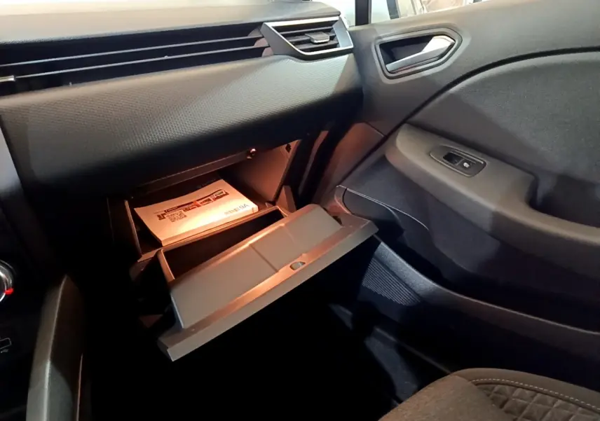 Vue intérieure côté passager de la boîte à gants ouverte de la Renault Clio Business Blue dCi 85 2020, tableau de bord noir.