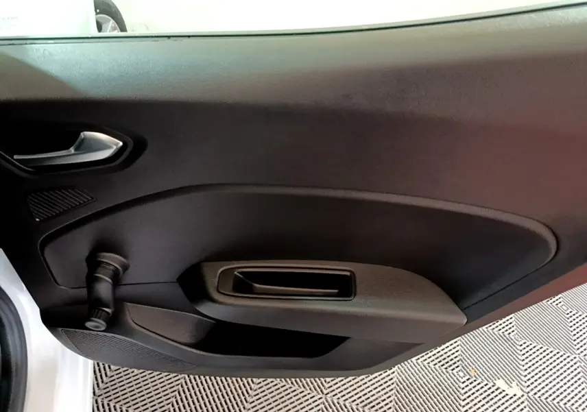 Intérieur de la porte côté gauche de la Renault Clio Business Blue dCi 85 blanche, avec manivelle de vitre manuelle.