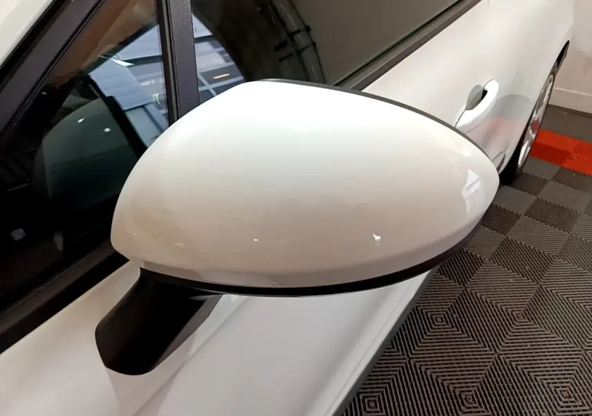 Rétroviseur côté gauche blanc de la Renault Clio Business Blue dCi 85 2020, vue rapprochée sur fond intérieur.