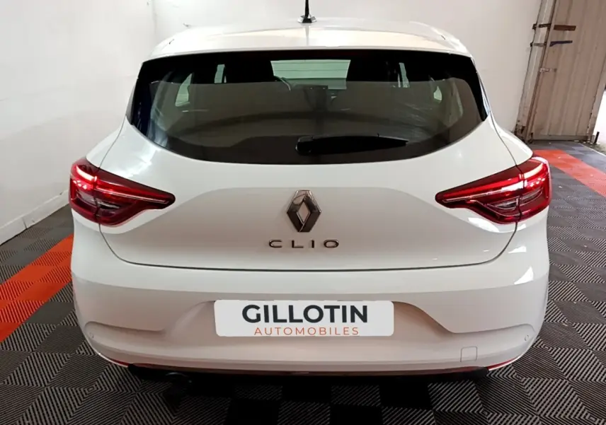Vue arrière d'une Renault Clio Business Blue dCi 85 blanche, avec feux LED et logo Renault bien visibles.