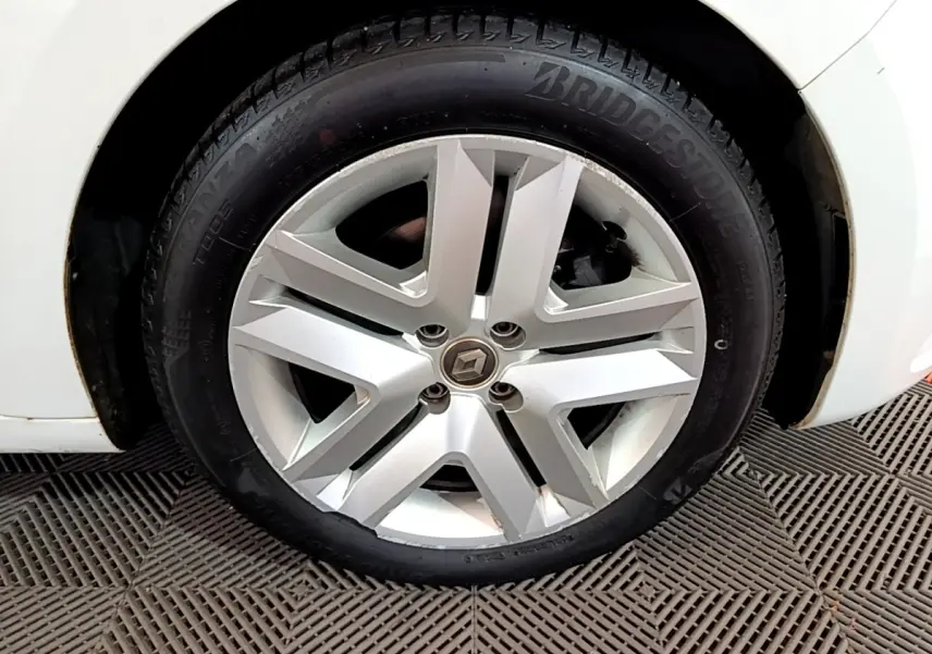Gros plan sur la roue avant droite blanche d'une Renault Clio 2020 avec jante alliage et pneu Bridgestone.