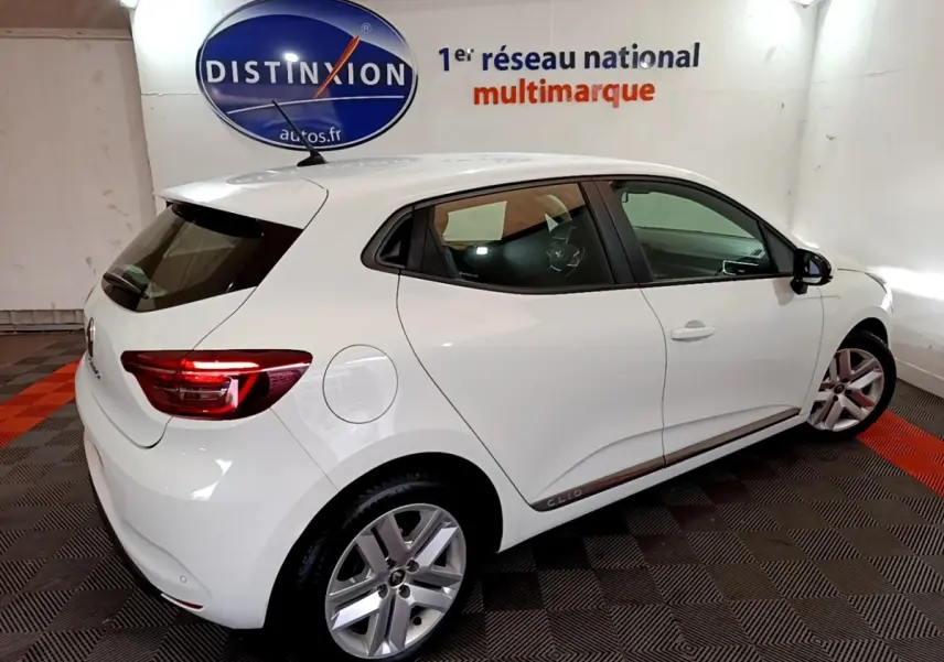 Renault Clio Business Blue dCi 85 blanche vue de trois quarts arrière droit, avec jantes alliage et feux arrière LED.