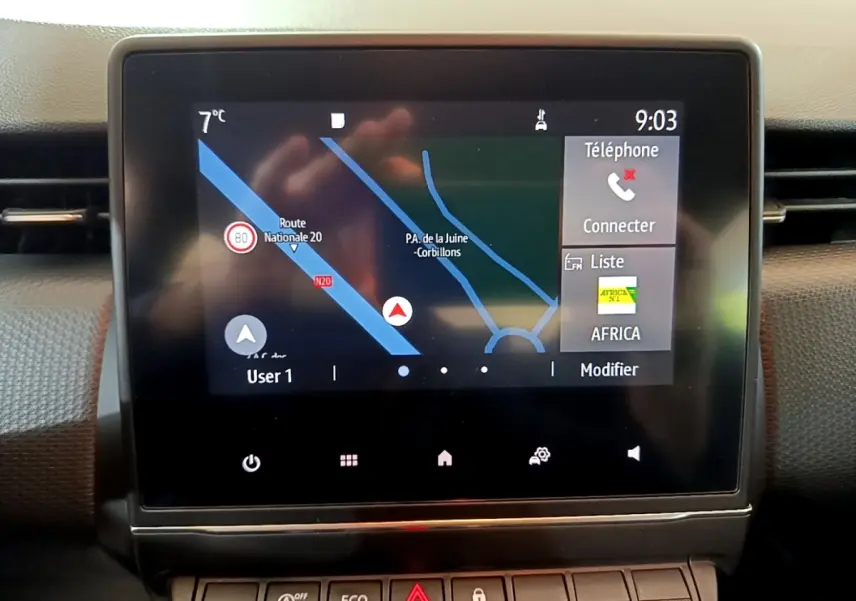 Écran tactile central affichant la navigation 3D dans une Renault Clio Business Blue dCi 85 de 2020.