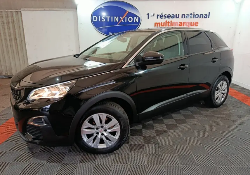 Peugeot 3008 Diesel noir en 3/4 avant droit, avec jantes alliage et rétroviseurs noirs dans un showroom.