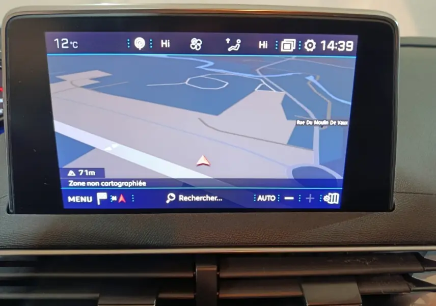 Écran tactile central du système de navigation du Peugeot 3008 2020 affichant une carte en mode 3D.