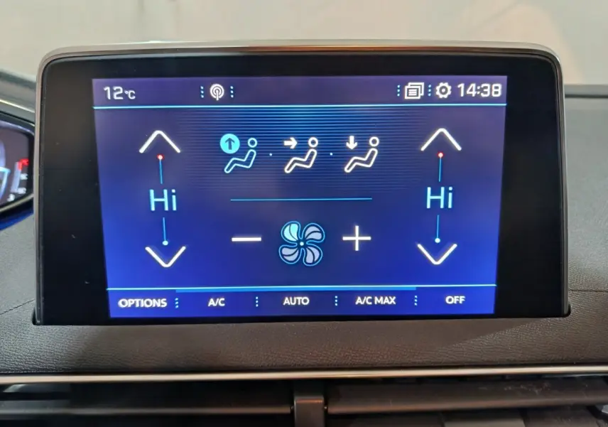 Écran tactile central du tableau de bord du Peugeot 3008 2020 affichant les réglages de climatisation en bleu.