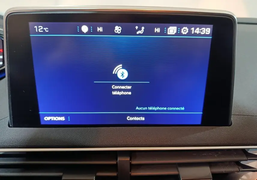Écran tactile central bleu affichant la connexion Bluetooth dans l'habitacle gris du Peugeot 3008 2020.