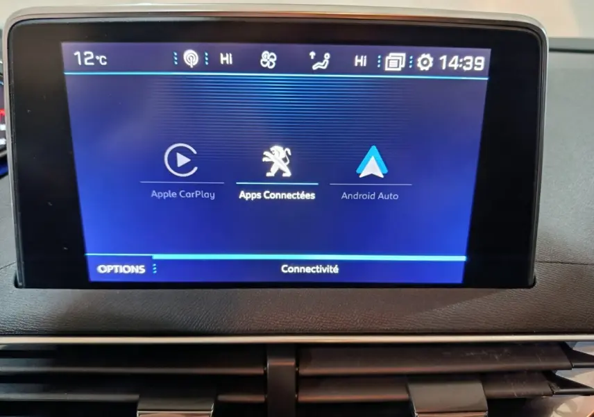 Écran tactile central affichant Apple CarPlay et Android Auto dans le tableau de bord du Peugeot 3008 2020.
