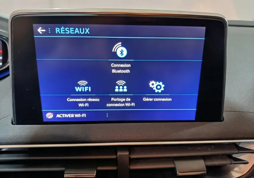 Écran tactile central affichant les options réseau Bluetooth et Wi-Fi du tableau de bord du Peugeot 3008 2020.