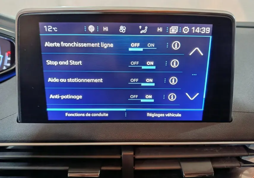 Écran tactile central du tableau de bord du Peugeot 3008 2020 affichant les réglages d'aide à la conduite.