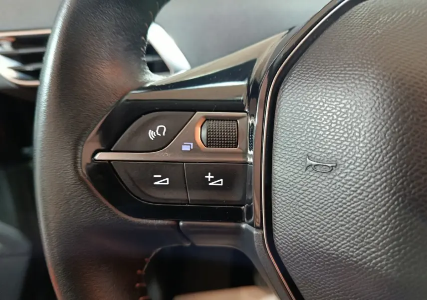 Gros plan sur les commandes gauche du volant cuir noir du Peugeot 3008 BlueHDi 130 S&S ACTIVE BUSINESS 2020.