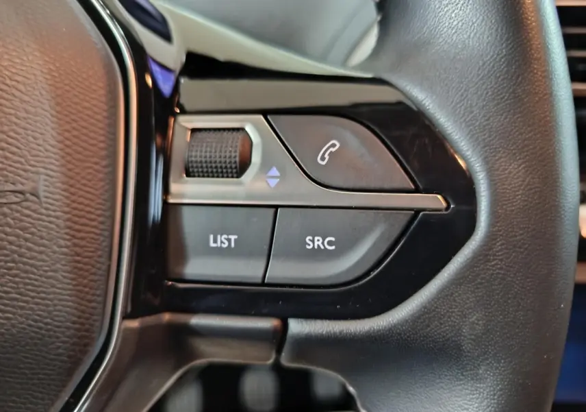 Gros plan sur les commandes gauche du volant cuir noir du Peugeot 3008 BlueHDi 130 S&S ACTIVE BUSINESS 2020.