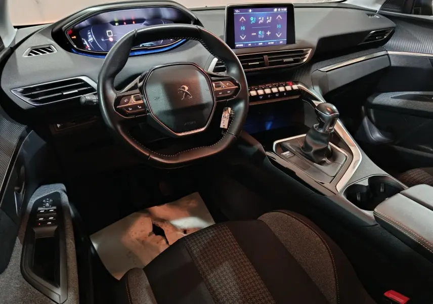 Vue intérieure côté conducteur du Peugeot 3008 2020 avec tableau de bord numérique et écran tactile central.