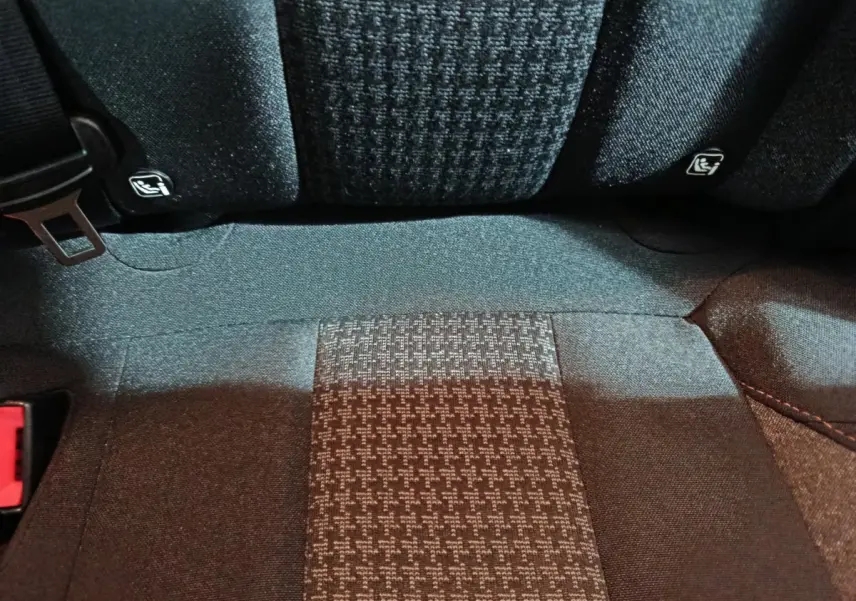 Gros plan sur la banquette arrière gris foncé à motifs du Peugeot 3008 2020, avec ceintures et fixation Isofix visibles.
