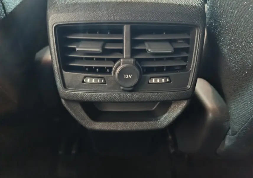 Gros plan sur la sortie d'air arrière noire avec prise 12V du Peugeot 3008 BlueHDi 130 S&S ACTIVE BUSINESS 2020.