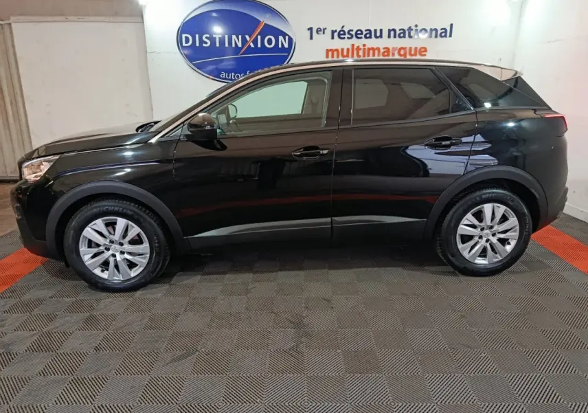 Peugeot 3008 BlueHDi 130 S&S ACTIVE BUSINESS noir, vue profil côté gauche, stationné en intérieur showroom Distinxion.