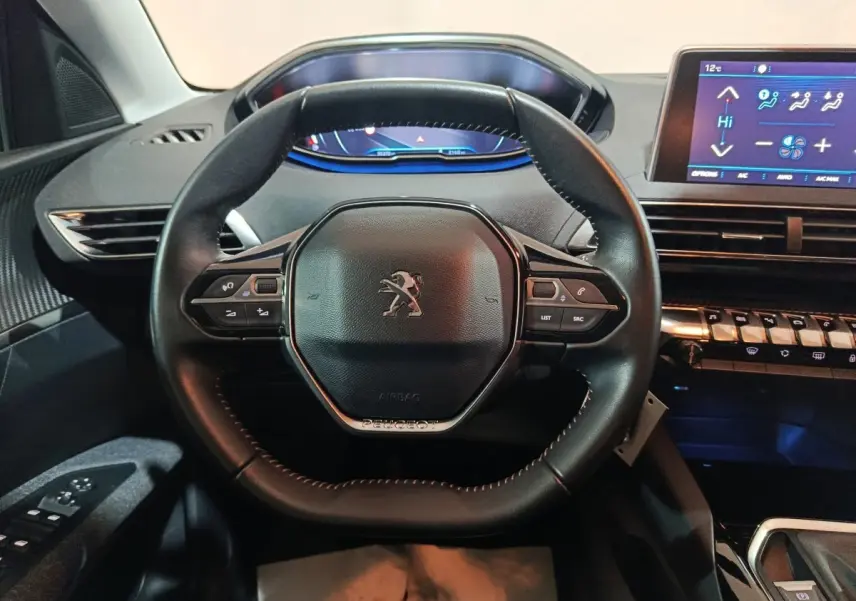 Vue intérieure frontale du volant cuir noir et du tableau de bord digital du Peugeot 3008 BlueHDi 130 S&S ACTIVE BUSINESS.