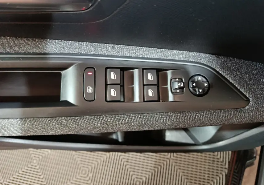 Commandes des vitres électriques et réglages des rétroviseurs sur la porte côté conducteur d’un Peugeot 3008 2020 finition Active Business.