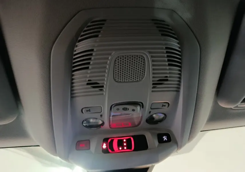 Vue en gros plan du plafonnier gris clair avec commandes d'éclairage et bouton SOS du Peugeot 3008 2020.