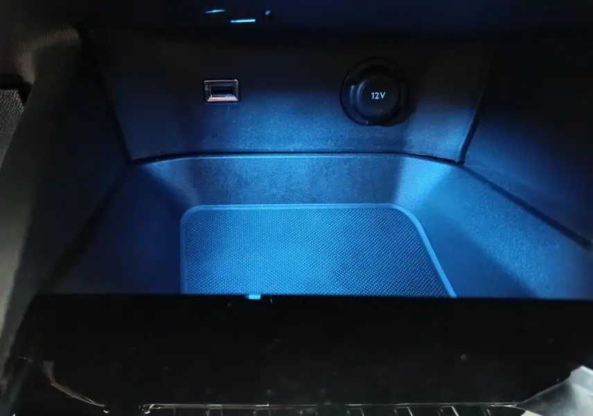 Rangement intérieur éclairé en bleu avec prise 12V et port USB dans le Peugeot 3008 2020 version Active Business.