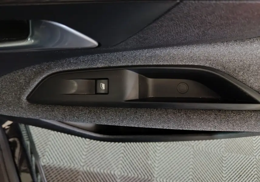 Gros plan sur la commande de lève-vitre côté gauche avec garniture tissu gris du Peugeot 3008 BlueHDi 130 2020.