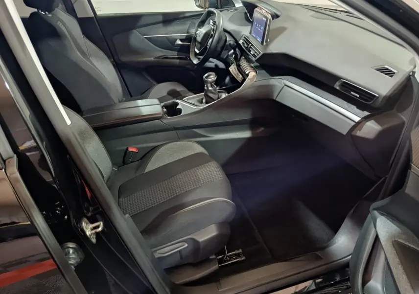 Vue intérieure côté conducteur du Peugeot 3008 2020 avec sièges noirs et tableau de bord moderne à écran tactile.