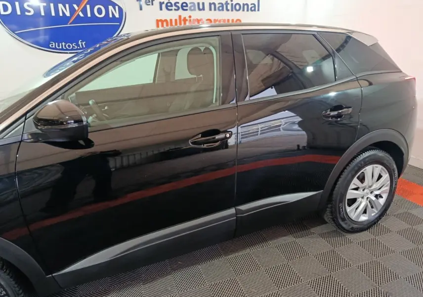 Profil côté gauche du Peugeot 3008 noir brillant, mettant en valeur ses lignes modernes et ses jantes alliage.
