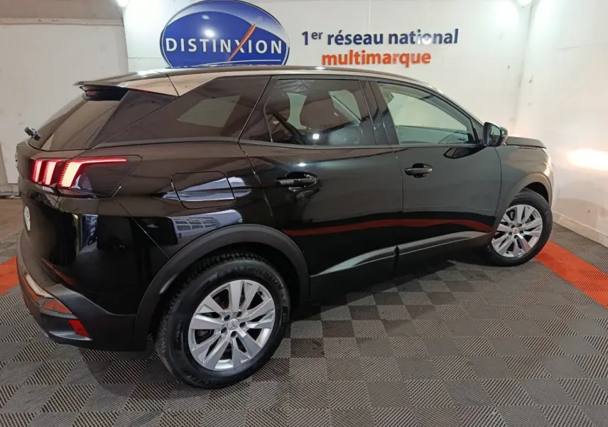 Peugeot 3008 noir vue de profil côté droit en intérieur, feux arrière allumés et jantes argentées visibles.