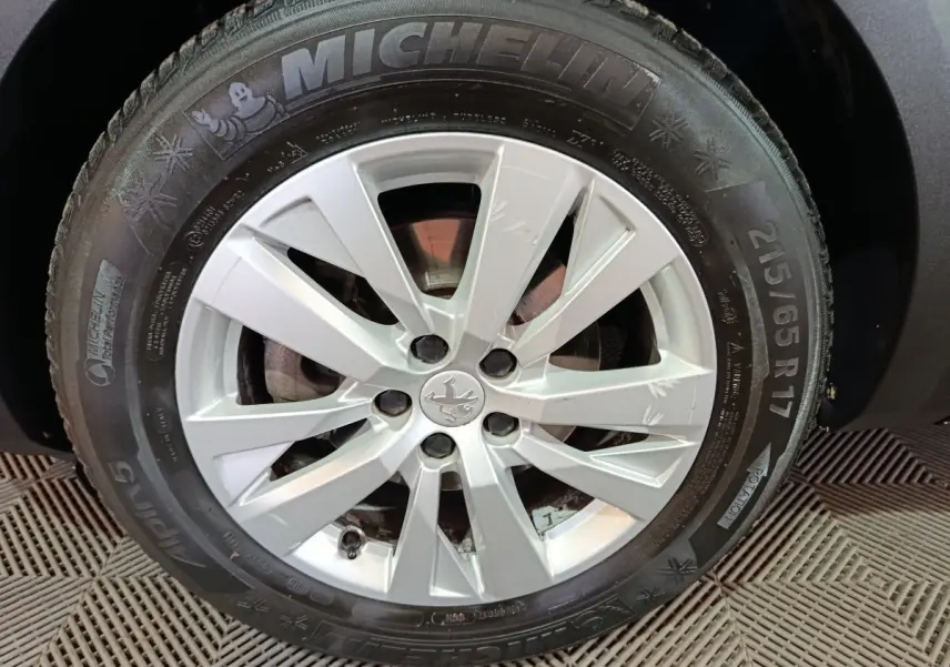 Gros plan sur la roue avant droite d'un Peugeot 3008 2020 avec jante argentée et pneu Michelin noir.